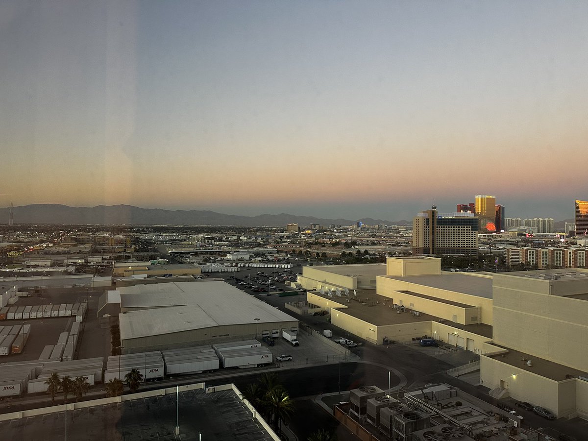 StaySideWayss's tweet photo. Last day in vegas. Till next time 🥲👋🏻 https://t.co/wz5ppjU34w