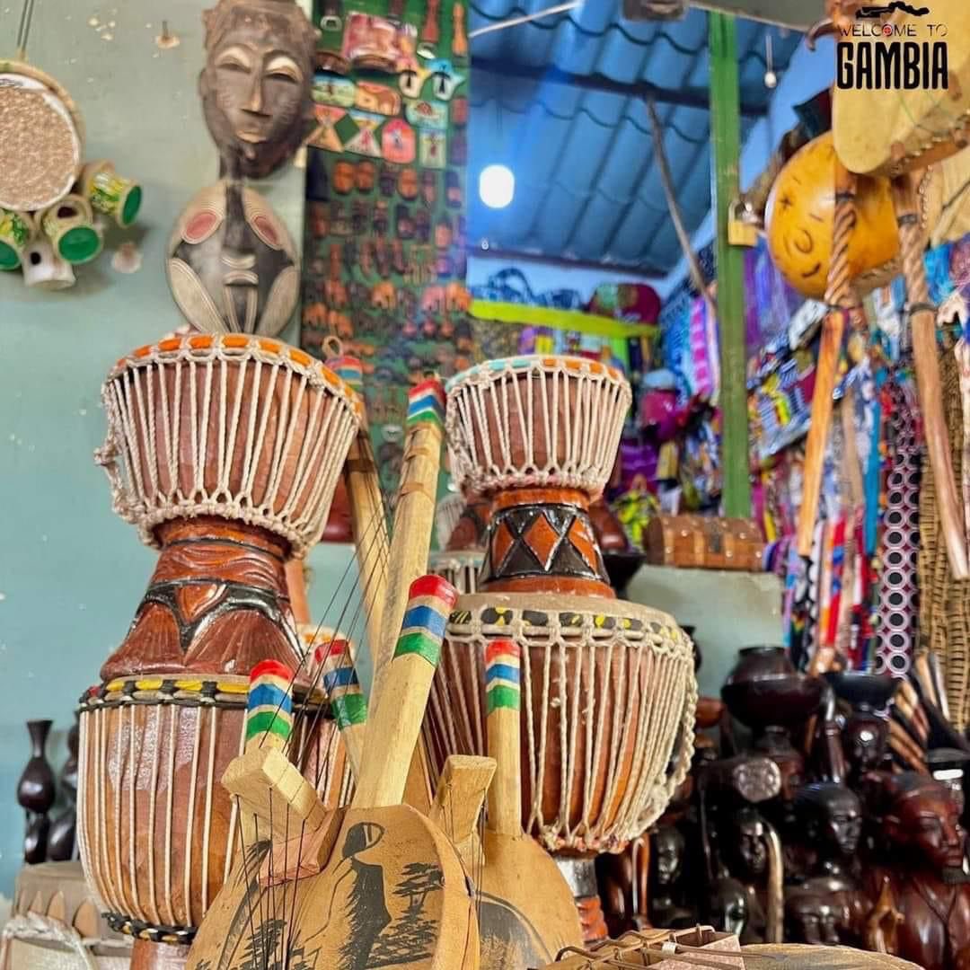everyone living in Gambia whether a stranger or old friends ,will have a smile for you ,genuine ,warm and welcoming smiles from everyone faces .. They have some lovely smiles too .   I wish that I could post some nice smiling faces of the peoples living in Gambia ... 🇬🇲