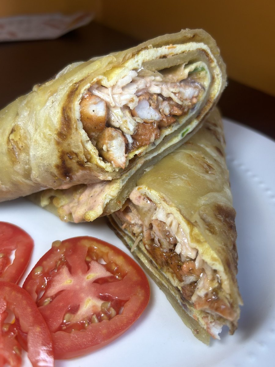 unclemunchiesug's tweet image. SUCCULENT CHICKEN ROLEX AT 15,000 UGX
FOR DELIVERY: 0758201331
📍: Kisaasi-Bahai Road nxt to Family Supermarket
