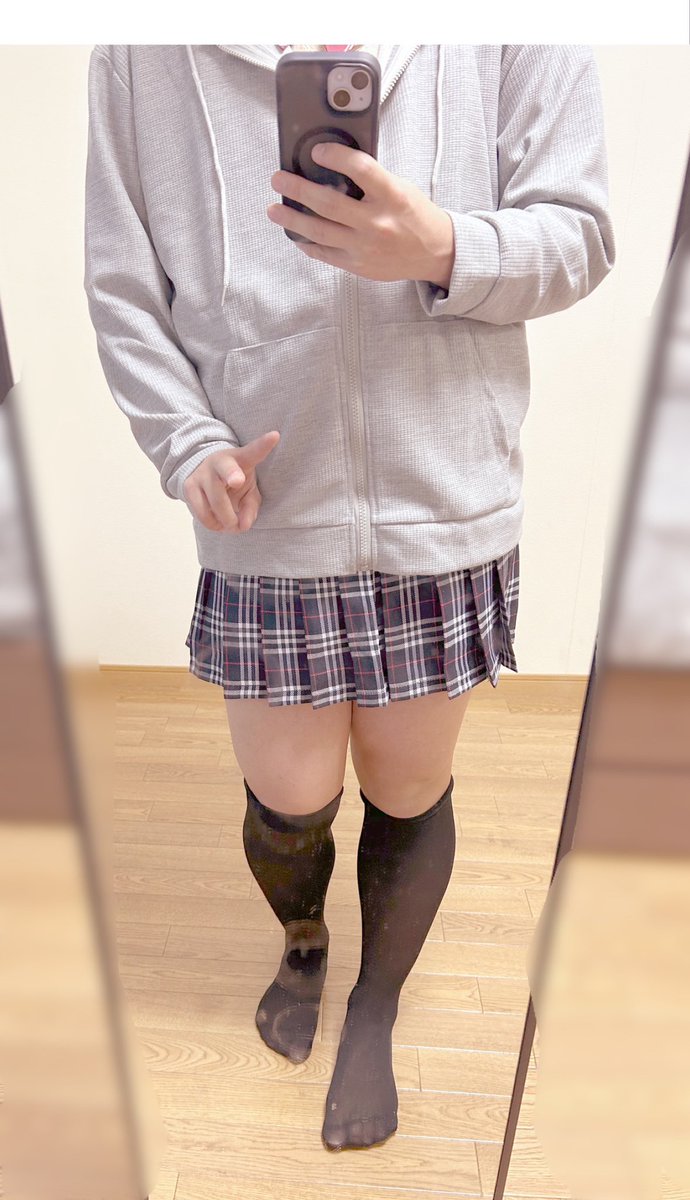 gn45eo's tweet photo. 新年初女装〜
パーカー＋スカートが可愛いよね https://t.co/mEmYRWVQ5U