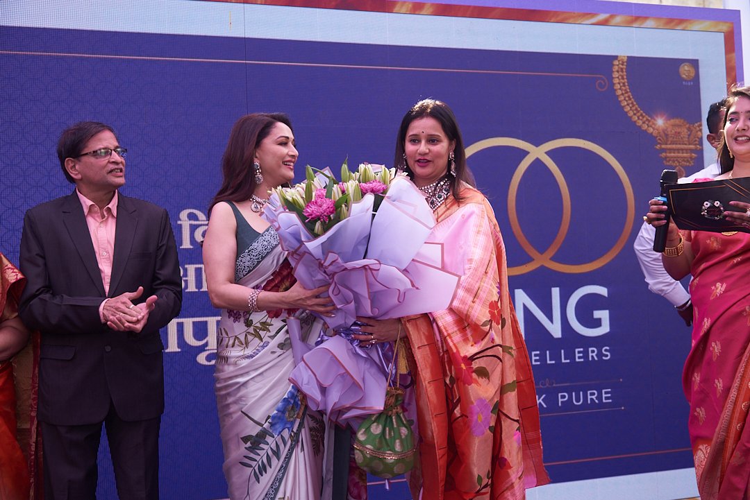 saurabh_gadgil's tweet photo. Thank you Solapur for the warmest welcome to India's most beloved @MadhuriDixit  yesterday at the launch of our New showroom in your city! We are overwhelmed with the love we have recieved for the new store and our collections! 
#PNGJewellers #Solapur #Newstorealert https://t.co/if2bJkYg1r