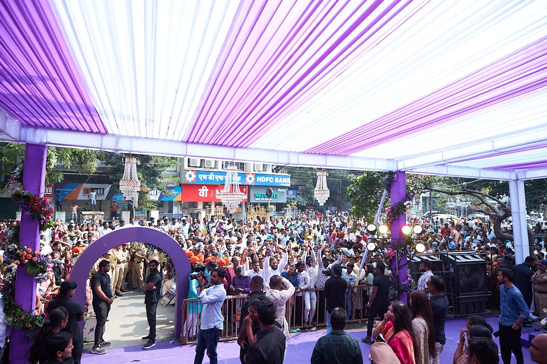 saurabh_gadgil's tweet photo. Thank you Solapur for the warmest welcome to India's most beloved @MadhuriDixit  yesterday at the launch of our New showroom in your city! We are overwhelmed with the love we have recieved for the new store and our collections! 
#PNGJewellers #Solapur #Newstorealert https://t.co/if2bJkYg1r