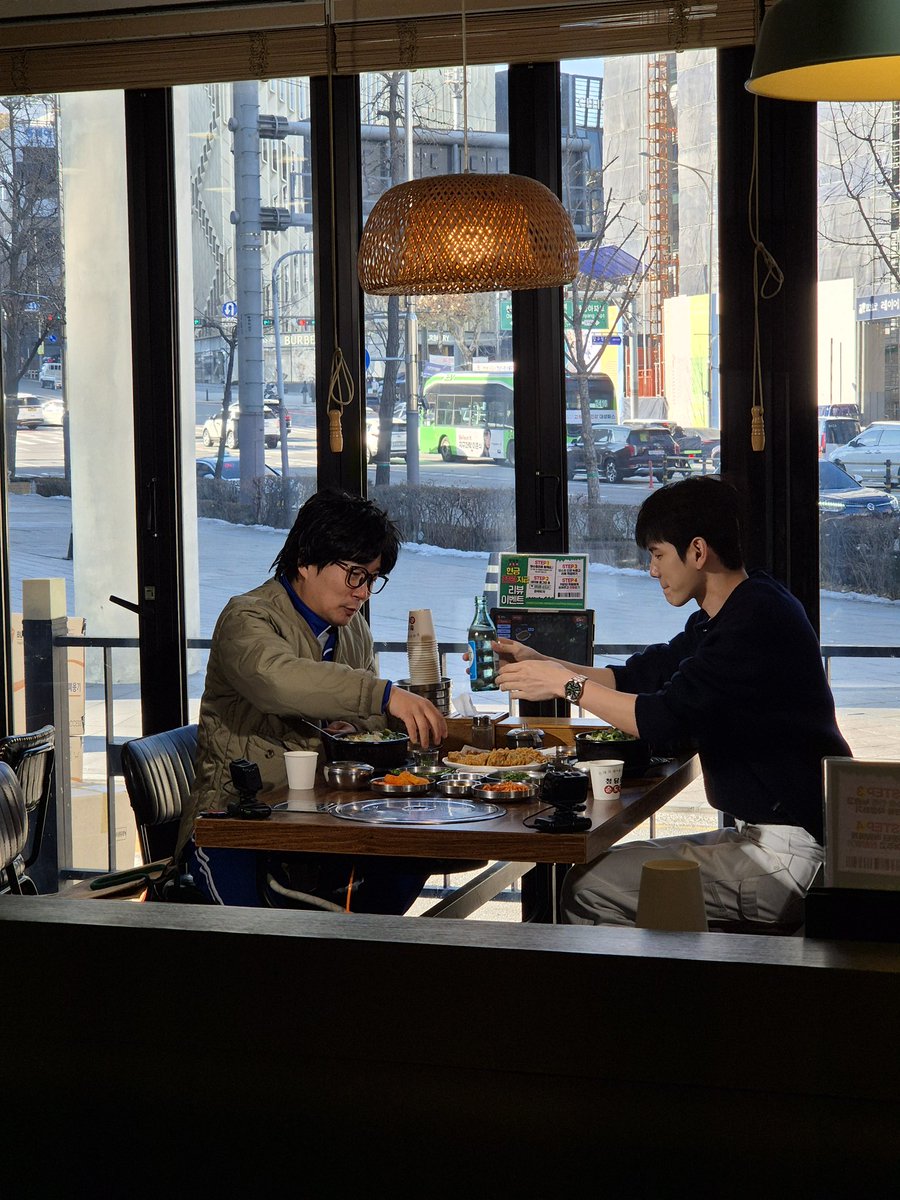 OATHforONG's tweet image. 와 우리 떵우 백수근삼촌 찍나봄
친구친구의 옹성우 이수근 목격짤ㅠㅜㅜ
우연히 들어간 청담동 순대국밥집에서 봤다고
얼굴이 너어어무 작았다고
나 빼고 다 본다 우리 떵우

#옹성우