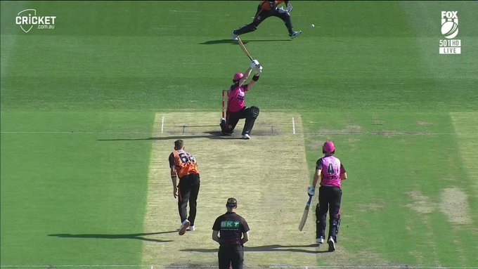 What is this leave, Steve Smith? 😂 📹 Credits: Twitter/BBL