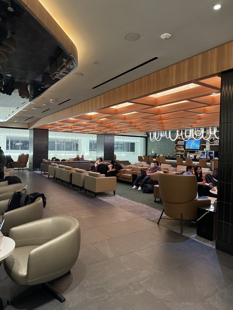 zkerravala's tweet photo. Hey @prioritypasscom why do you always make people wait to go in your new lounge in @flySFO, even when it’s EMPTY #CXFAIL https://t.co/pBzD0WPyR8