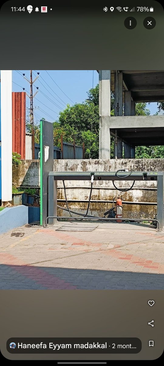 SmithinR6's tweet photo. @OlaElectric 
What is the benefit of this hyper charger? One of the two connectors is already dead. If you have any luck the other one will work. ( Thrissur bpcl hyper charger) https://t.co/IgIl0h6LWQ