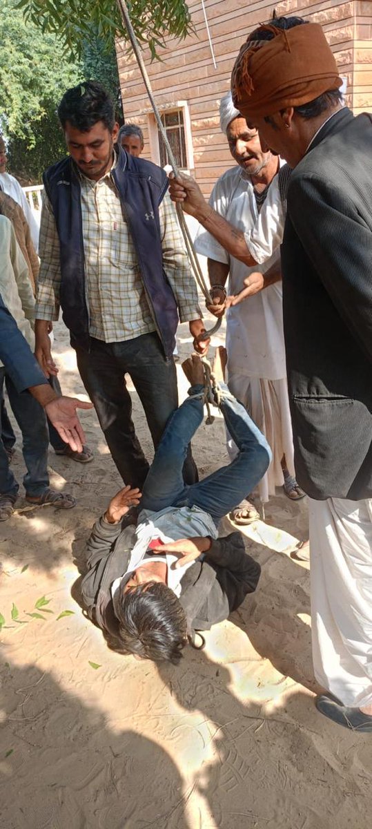 MukeshBarmer's tweet photo. #बाड़मेर
मेघवाल समाज के एक युवक के साथ बुरी तरीके से मारपीट करने का फोटो व वीडियो शोशल मिडिया पर वायरल हो रहे है यह वायरल वीडियो गुड़ामालानी पुलिस थाने के भाखरपुरा गांव का है @Barmer_Police  इस मामले की जाँच कर आरोपियों के खिलाफ उचित  कार्यवाही करें,
@RajPoliceHelp
@anil_aazad https://t.co/S3UNV63IZ9