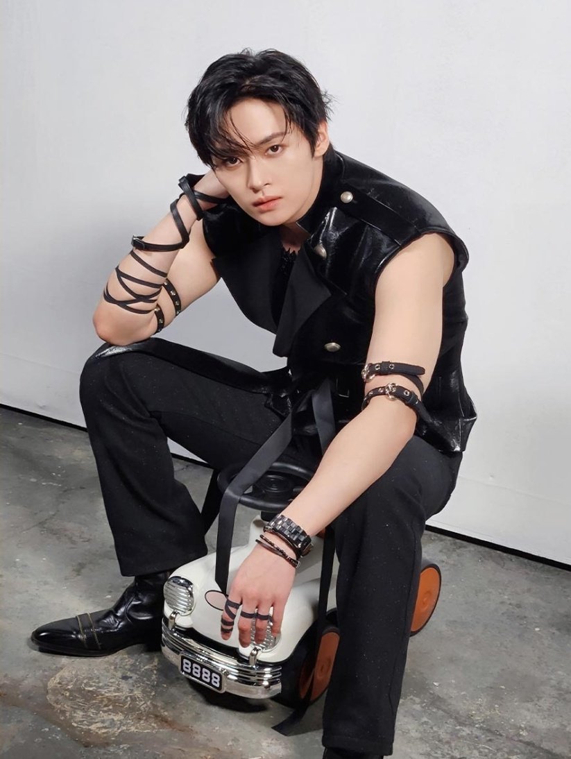 viraltakes's tweet photo. Lee Know of Stray Kids looks stunning in new picture. https://t.co/iWiE1nJiPA