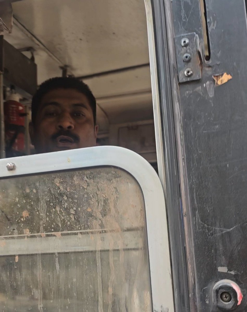 _prerakmehta's tweet photo. @mybmc @MumbaiPolice @MTPHereToHelp best bus driver tried to run over auto in which I was sitting today at Linking Road. Bus driver got aggressive, forcing us to jump out of auto for safety. After bystanders intervened, he let auto pass but threatened violence &amp; dire consequences https://t.co/awP6Jdo07c