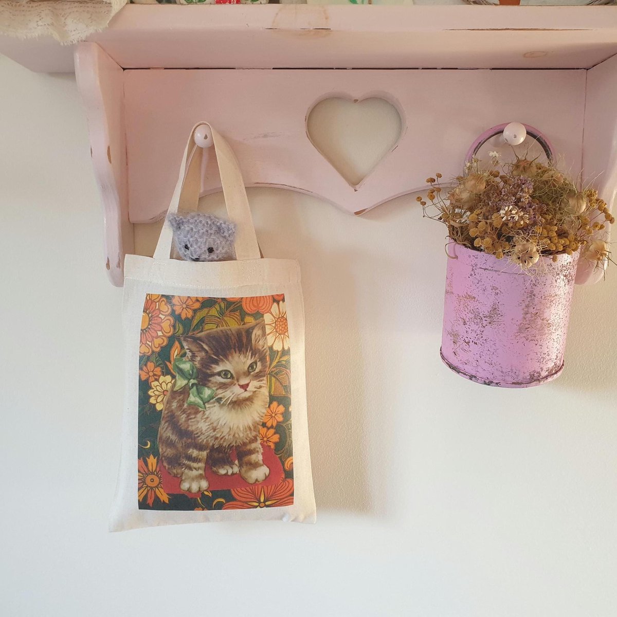 SarahBenning2's tweet photo. These are perfect little party bags. Made from cotton so reusable and sustainable. Fill them with treats and/or gifts. I can print any image you fancy, not just a cat! #earlybiz 
#partybag 
https://t.co/bzfy5K6nxZ https://t.co/cbMWvu4Kjt