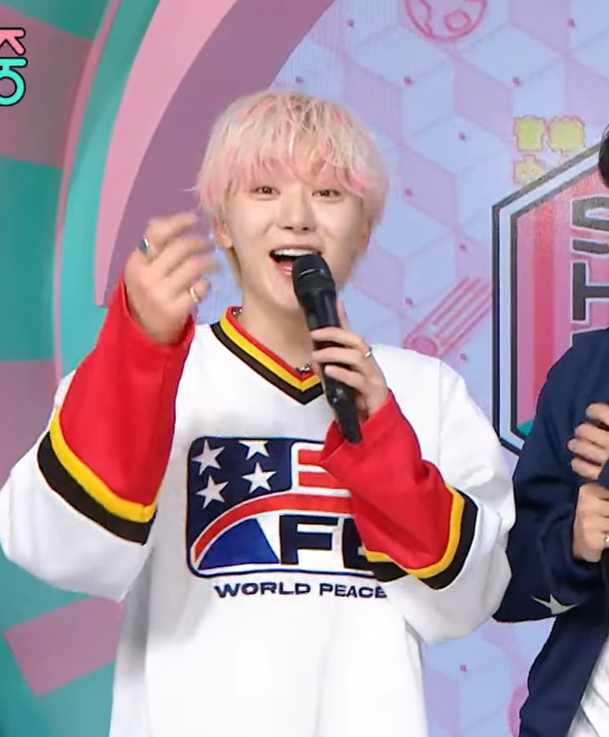 minghaocheol_'s tweet photo. SEUNGKWAN WITH PINK HIGHLIGHTS ON HIS HAIR OH MY GODDDDD OH MY GOD SEUNGKWAN PINK HAIR 

it looks like cotton candy oh so pretty https://t.co/MJyKJkRmzc