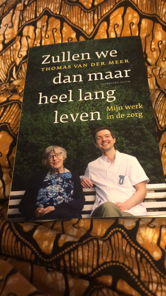 ‘Haar dossier is vooral het verslag van een steeds kleiner bestaan.’  Uit: Zullen we dan maar heel lang leven - Thomas van der Meer Lief boekje over verpleeghuiszorg, psychiatrie, thuiszorg, dat veel pijnlijks blootlegt. #boekperweek 3/52