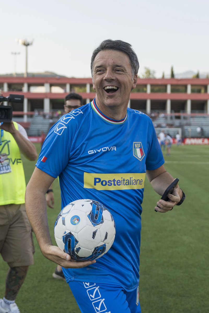 Matteo Renzi tweet media