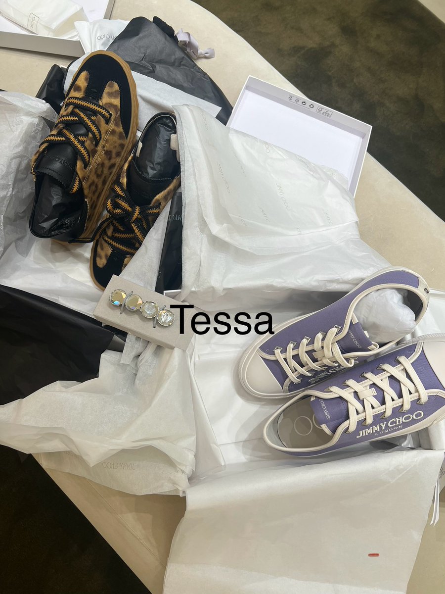 Tessaaaa_4's tweet image. Always buying Miyeon’s endorsement 💕
@jimmychoo 

#MIYEON #JimmyChoo