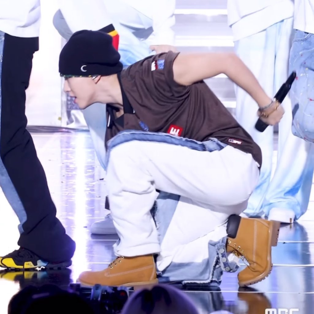 이거 사실상 부석순식 위트 안무인데 호시님의 하드웨어가 너무 근사하고 춤추려고 태어남 라는 속성 땜에 걍 한없이 알흠다워짐