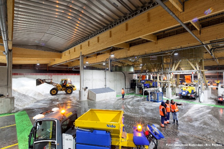 Vannacht strooiden we preventief tegen ❄️ #Gladheid in @Rotterdam. Wist u dat er bij dit soort acties 64.000 kilo zout gebruikt wordt. Als het sneeuwt of al glad is, wordt er 127.000 kilo zout gebruikt.