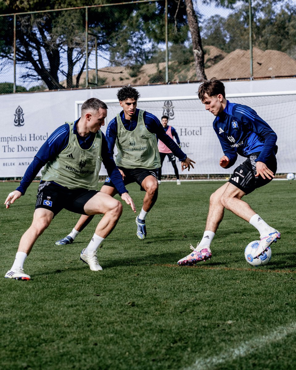 HSVYoungTalents's tweet photo. Mittendrin statt nur dabei: Im Trainingslager in Belek mischten insgesamt 1️⃣0️⃣ blau-weiß-schwarze Eigengewächse mit. 💪 Für Luis #Klatte, Joel #Agyekum und Lukas #Bornschein war es das erste Camp mit den Profis. 🙌 🔥

#nurderHSV #MoinBelek #HSVYoungTalents @HSV https://t.co/aQqsaLvRA8