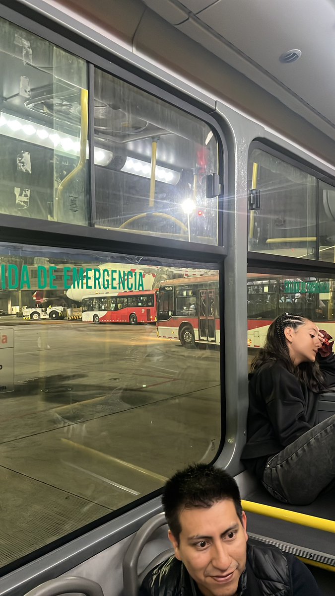 Juan_Chavarro's tweet photo. Esto parece una broma de mal gusto @avianca 
Mi vuelo a Santiago de Chile desde Bogotá primero fue pospuesto por 1 hora.
Y ahora nos tienen a los pasajeros en 3 buses esperando para abordar?
#Pésimoservicio https://t.co/xb7twdri1C