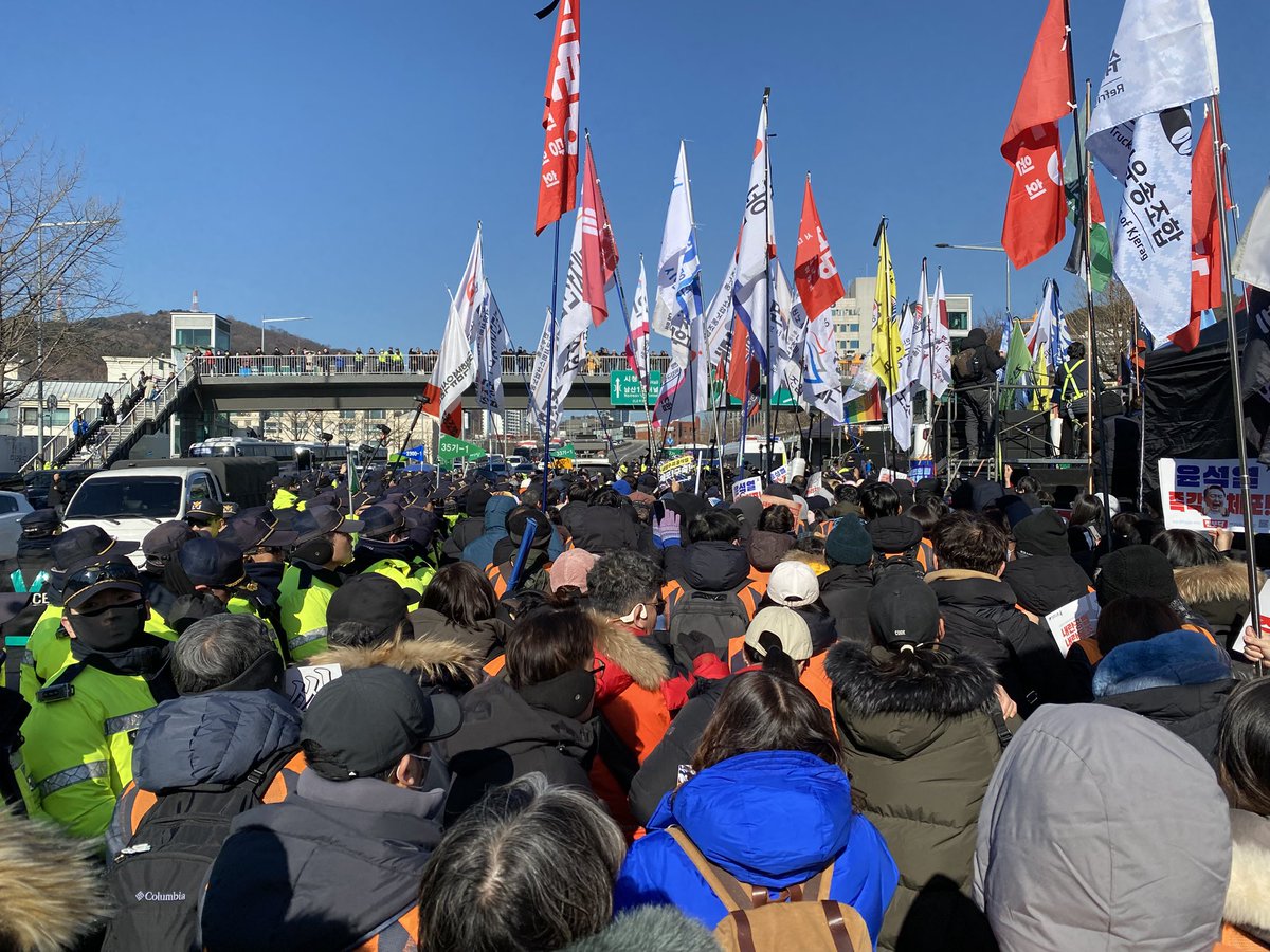 경찰이 불법으로 행진을 막고 있습니다. 부상자, 연행자 발생했습니다. 지금 누굴 잡아가? 한남대로98, 오세요.
#한남동 윤석열_체포