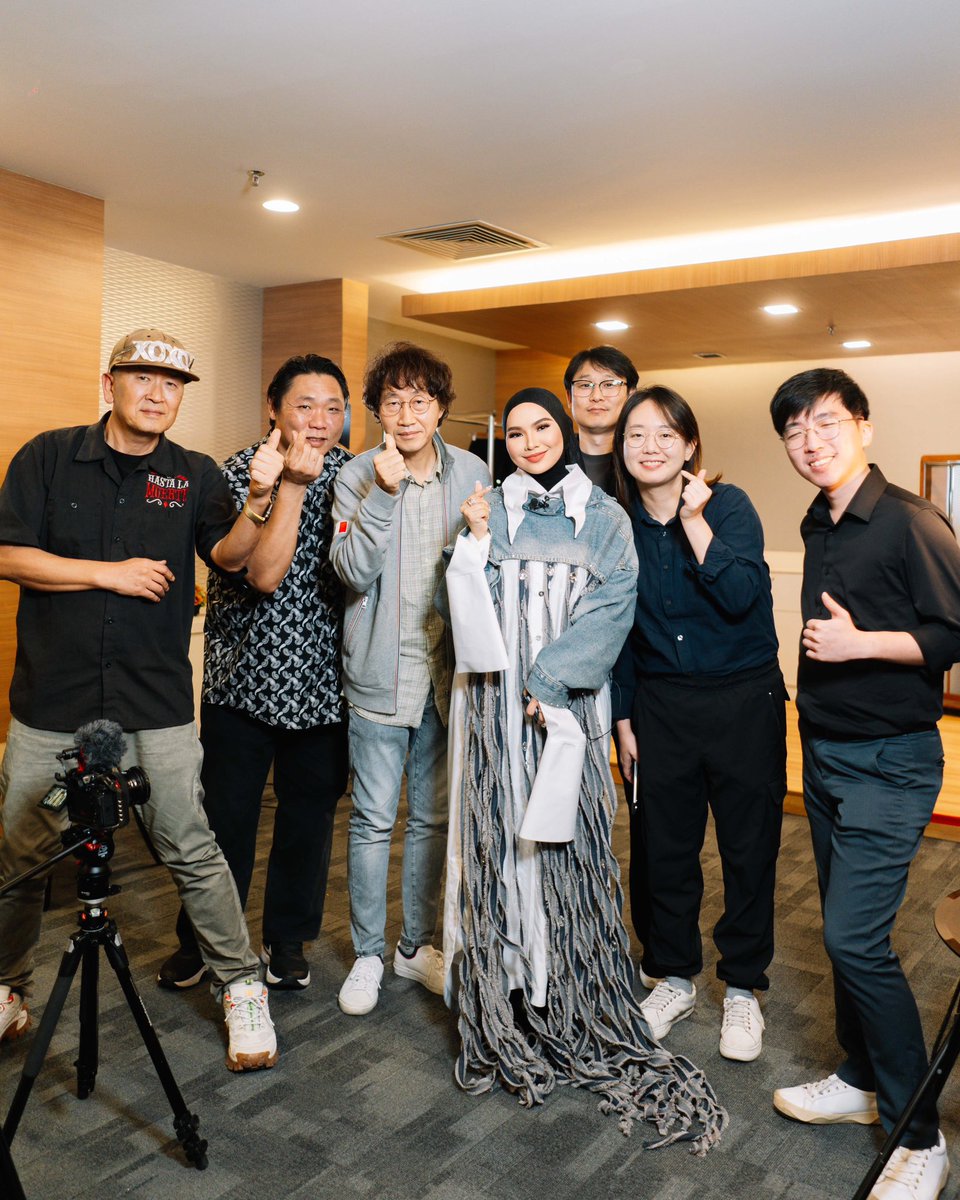 ainaabdulmusic's tweet photo. Back in 2021, I got a call for an online interview for Simply Kpop Con-tour. And just few weeks ago while preparing for Imaji tour in Unimas, Arirang Tv crew came to Kuching, Sarawak to document some of my journey. The 15 minutes short docu is out now! ❤️ https://t.co/HUPGvDzR35