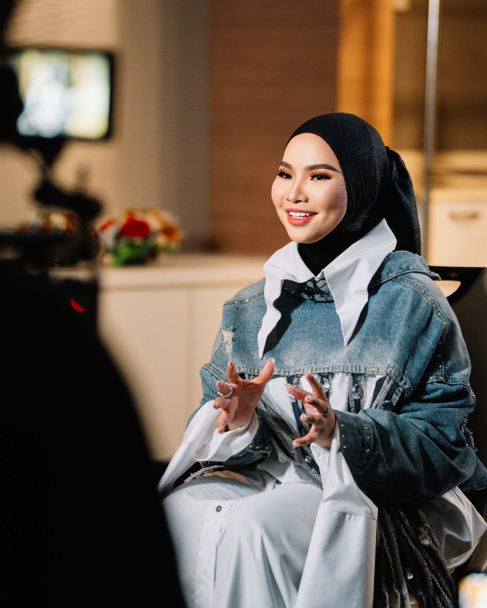 ainaabdulmusic's tweet photo. Back in 2021, I got a call for an online interview for Simply Kpop Con-tour. And just few weeks ago while preparing for Imaji tour in Unimas, Arirang Tv crew came to Kuching, Sarawak to document some of my journey. The 15 minutes short docu is out now! ❤️ https://t.co/HUPGvDzR35