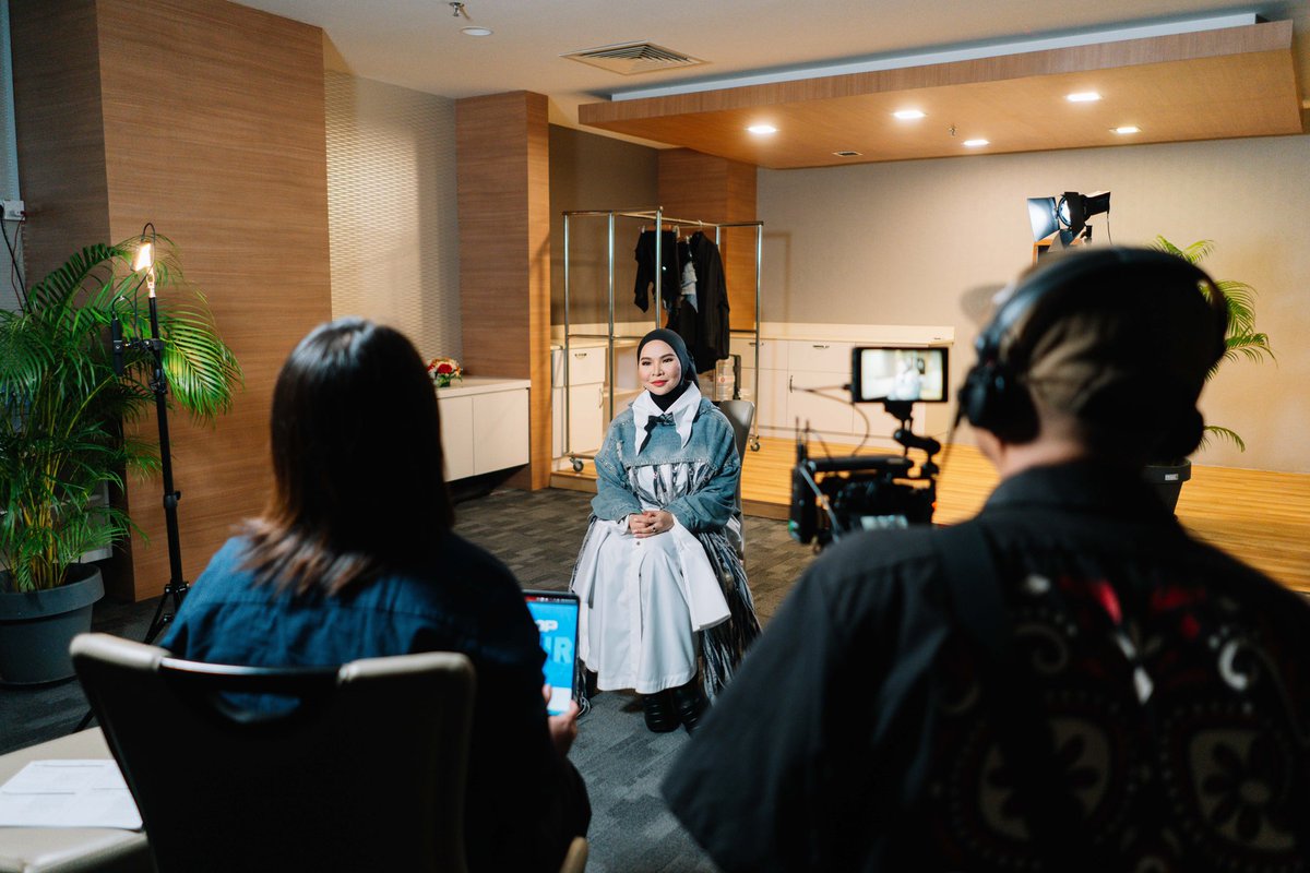 ainaabdulmusic's tweet photo. Back in 2021, I got a call for an online interview for Simply Kpop Con-tour. And just few weeks ago while preparing for Imaji tour in Unimas, Arirang Tv crew came to Kuching, Sarawak to document some of my journey. The 15 minutes short docu is out now! ❤️ https://t.co/HUPGvDzR35