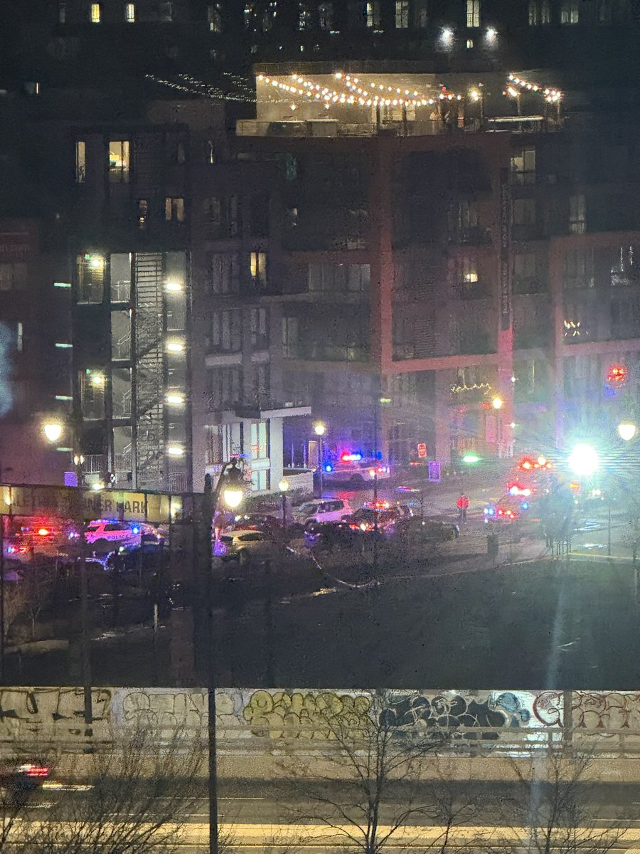 XNews24_7's tweet image. More images from incident sites 
🚨🇺🇸 BREAKING NEWS: MASS SHOOTING IN NORTHWEST DC! 🚨 Multiple casualties confirmed as chaos unfolds. Pray for DC. #PrayForDC #BreakingNews #WashingtonDC