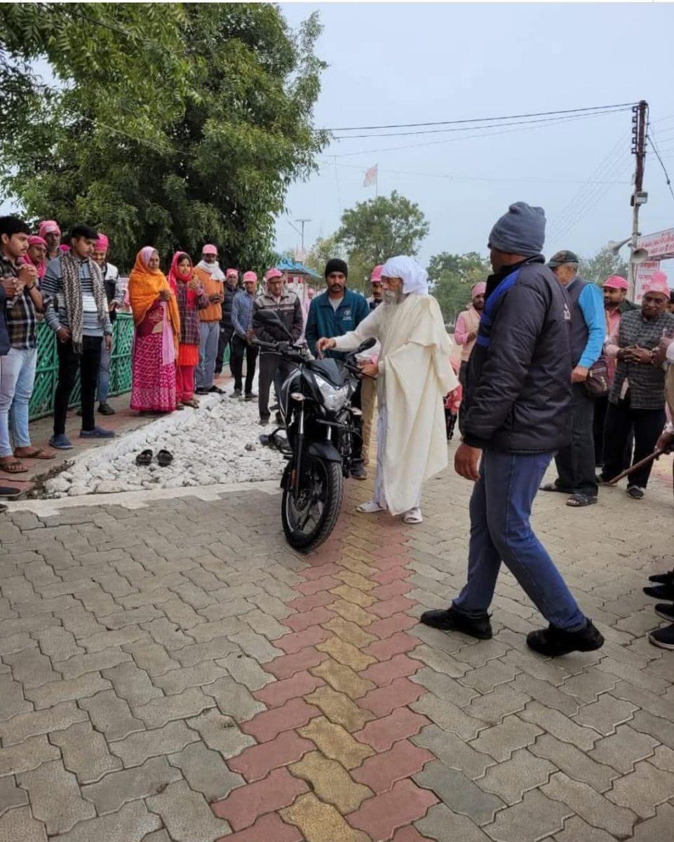 जयगुरुदेव 🙏 
दया की बरसात करते हुए परम् पूज्य बाबा उमाकांत जी महाराज।
जयगुरुदेव
नया साल गुरु संग मनायें
#मानवता_का_दीप_जलायें