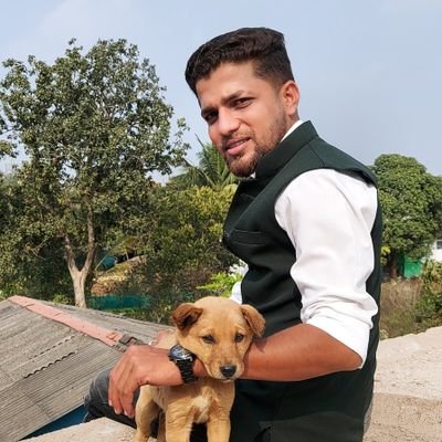 KraantiKumar's tweet photo. खोजी पत्रकारिता मर चुकी थी. लेकिन छत्तीसगढ़ के पत्रकार मुकेश चंद्राकर खोजी पत्रकारिता को जिंदा किया.

छत्तीसगढ़ के खोजी पत्रकार मुकेश चंद्राकर अब इस दुनिया में नही हैं. उनकी माफिया ठेकेदारों ने बेहरहमी से हत्या कर दी.

टूटी फूटी सड़क की क्वालिटी पर स्टोरी की. सड़क निर्माण में भ्रष्टाचार की बात सामने आई. सड़क बनवाने वाले ठेकेदार सुरेश चंद्राकर पर जांच बैठ गई.

आरोप है ठेकेदार के भाई नरेश ने मुकेश की हत्या की दी. सेप्टिक टैंक में लाश को डालकर ऊपर से कंक्रीट की एक लेयर बिछा दी. दूसरी तस्वीर में आप लोग देख सकते हैं.