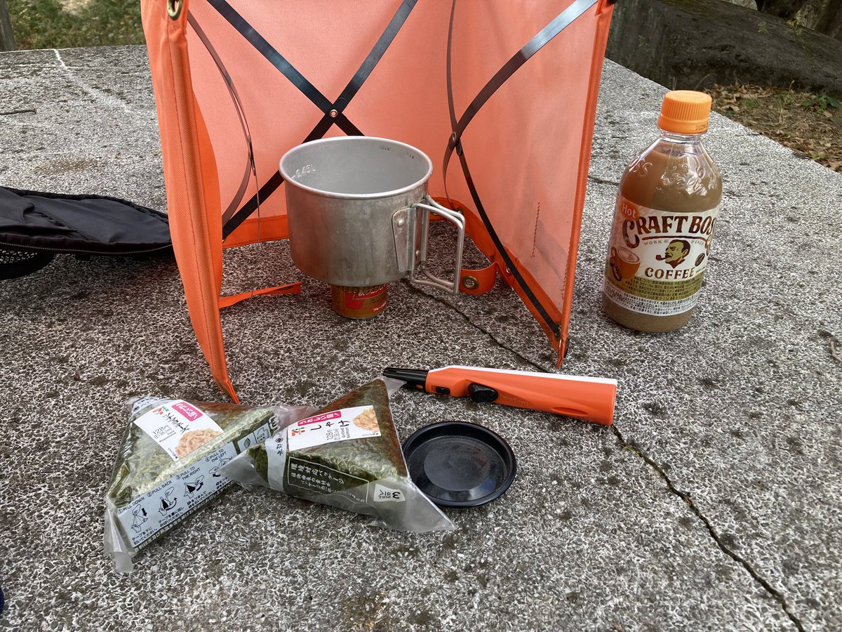 「小萩山で昨日食ったランチ。おにぎりに加え、クラフトボスあっためただけだがw」|🚴‍♂️🔧KAZUBOH🎨🖼のイラスト