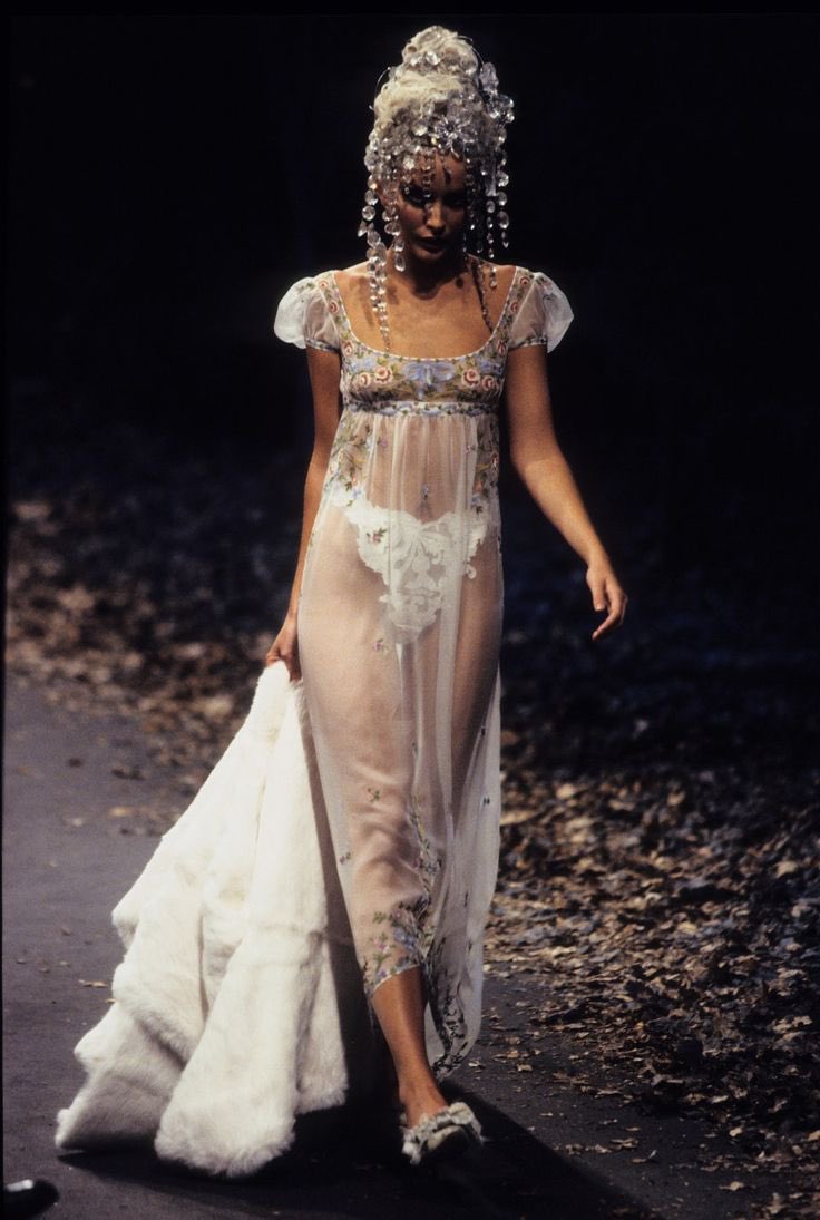 funelisaward's tweet photo. Givenchy Fall 1996 Couture Collection https://t.co/CsnVR3LG3B