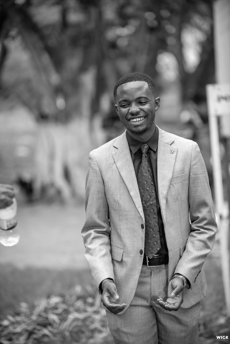 gad_kalunga7's tweet photo. Ma 1ère année à @uniluofficiel fut difficile, mais j’ai choisi de persévérer 💪, guidé par ma Foi en Dieu 🙏.
3 ans plus tard, je célèbre ma victoire: Diplôme en Génie Électrique 12/11/24.
Avec Dieu, même les débuts difficiles mènent à des triomphes 🏆.
#GadKalunga #InkStudio https://t.co/yiFss37pZP