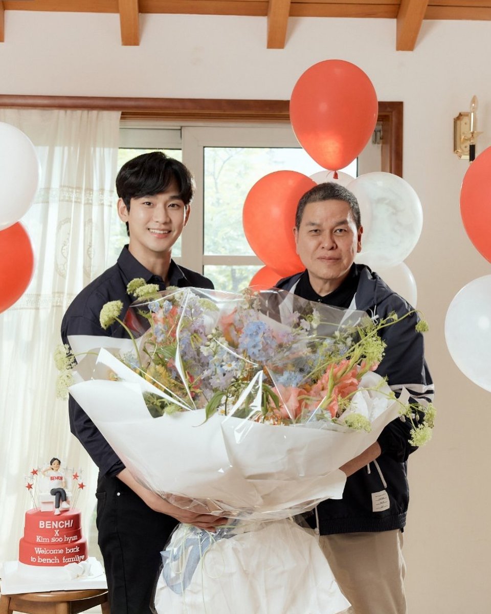 zalbing_k216's tweet photo. 올블랙 입고 웃어주는데 예쁜사람은 내배우뿐❤️

#김수현 #金秀賢 #キムスヒョン #kimsoohyun https://t.co/hqUs3ngsjB