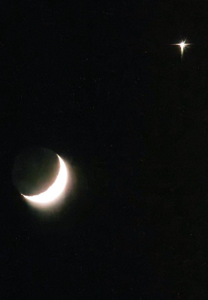 _missghostie's tweet photo. Venus showing close to the moon tonight ... picture doesn't really do any justice #Venus #MOONLIGHT #nightsky #astronomy https://t.co/zPG2vS2bi4