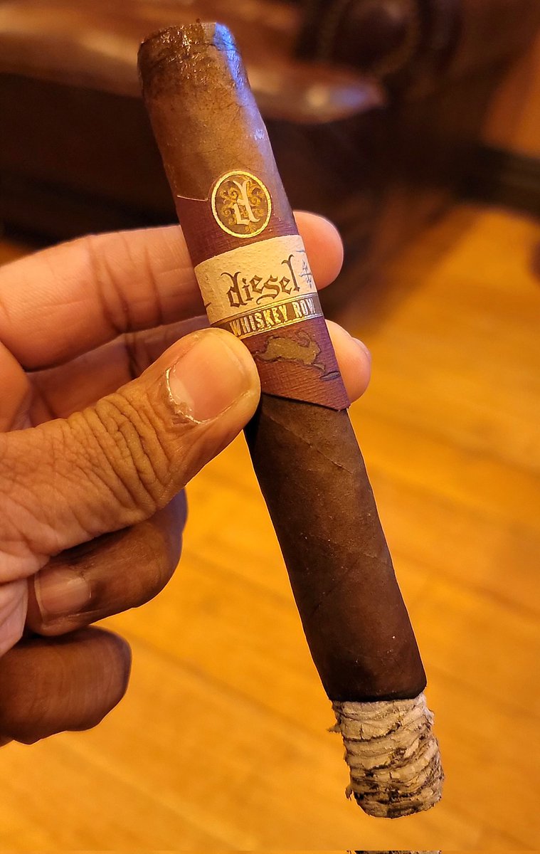 limitless_naz's tweet photo. Starting the year off strong. Felt like a fitting post workout cigar. @AJFcigars Diesel Whiskey Row. #2025 #cigars https://t.co/vjP3eFsGfI