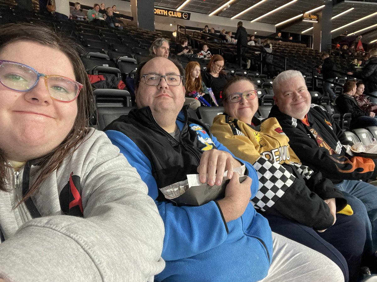 byMichaelWest's tweet image. Family fun with the Indy Fuel! #fuelhockey #indyfuel #familyfuntime❤️ #fisherseventcenter @robinmblank @IndyFuel
