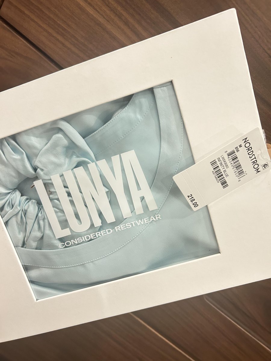 Jenny6oingChen's tweet image. Surprise, I opened the package and found a hair band for free! I am so happy