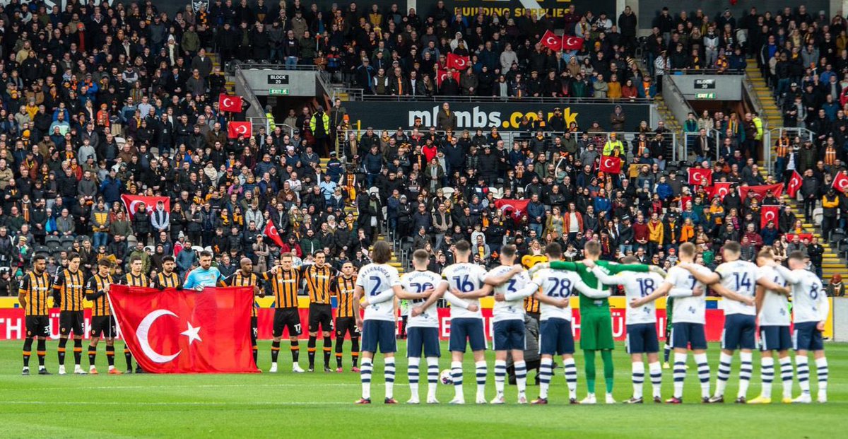 acunilicali's tweet photo. Hull City maçlarında taraftarlarımız bize jest olarak ilk günden beri stadyuma bayrağımızla gelmektedir ve bu da bizi gururlandırmaktadır.

Ancak 2000 yılında yaşanan ve iki Leeds taraftarının hayatını kaybettiği vahim olaydan bu yana diğer takımlardaki bazı holiganlar, bayrağımızı bu olaya gönderme yaparak Leeds United taraftarlarını tahrik etmek amacıyla kullanmaktadır. Bugün yapılan açıklama, bayrağımızın ülkemiz aleyhine provokasyon unsuru olarak kullanımını engellemeye yöneliktir. 

Geçen sene de kulübün sosyal medya hesabından aynı tavsiyede bulunulmasına rağmen aynı duyuruyu bugün çarpıtanların niyetleri bellidir.