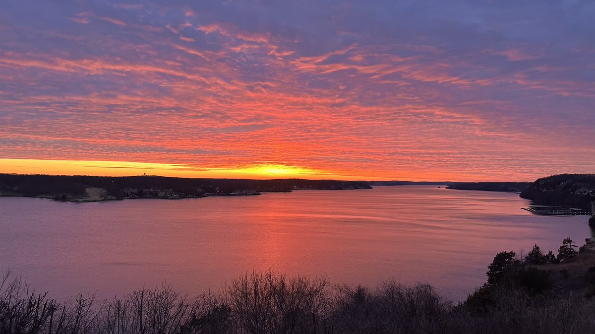 BaxtersLO's tweet photo. A truly wondrous beginning to the first weekend of 2025! Enjoy and be safe, friends. #HappyNewYear #MidMoWx #MoWx #LakeOfTheOzarks @SharonRayWx @ABC17Stormtrack @KOMUMatt https://t.co/iQuFzEZcEw