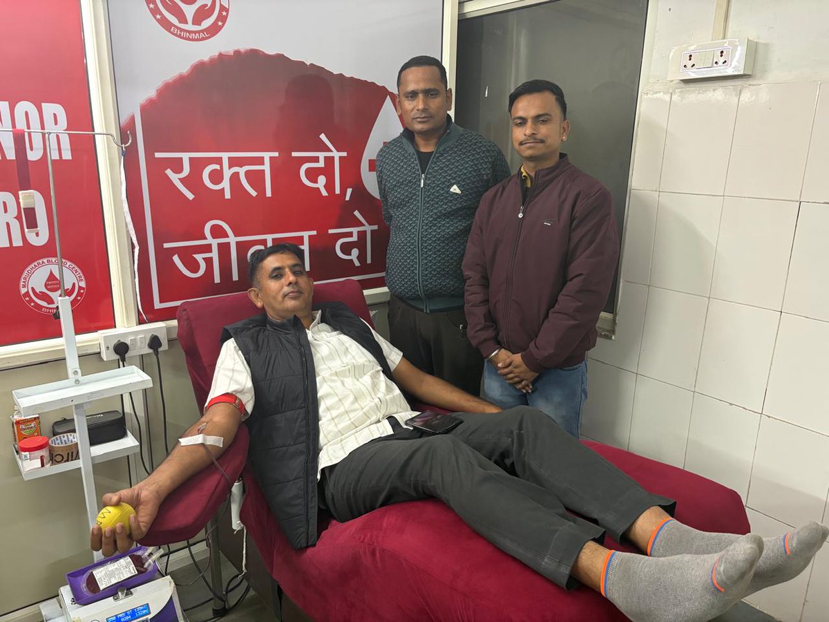 MarwarToday's tweet photo. #jalore #bhinmal #police कॉस्टेबल ने रक्तदान कर बचाई महिला की जान,अपेक्स हॉस्पिटल भीनमाल में  रक्तदान की आवश्यकता होने पर पेसेंट लेरी देवी गण��श राम कारलू  को पुलिस थाना भीनमाल में कार्यरत #रामलाल_गोदारा ने रात को 11:00 बजे रक्त दान कर महिला की जान बचाई। @JalorePolice https://t.co/5LF585nbpN