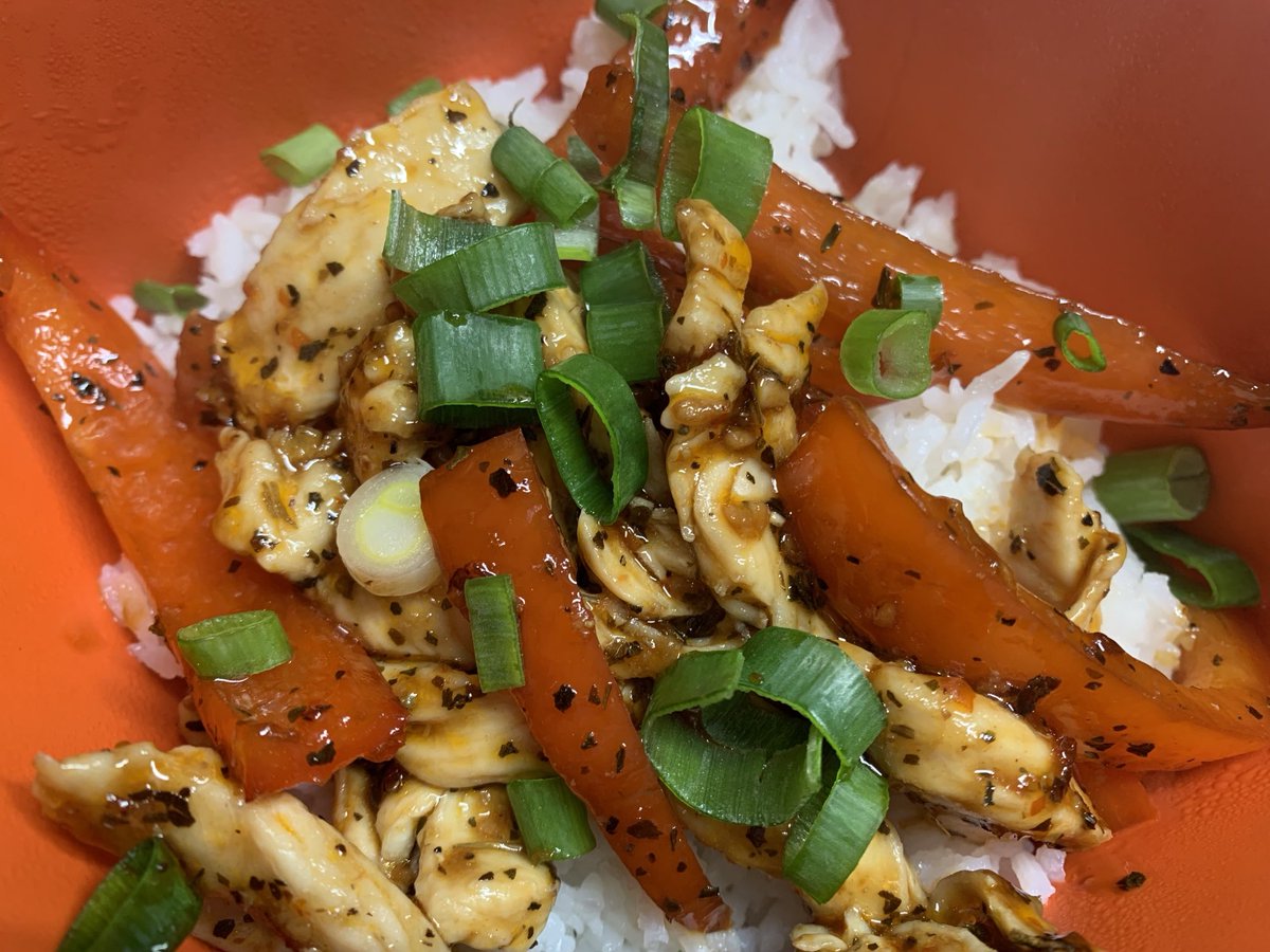 AtlantisCooking's tweet image. Stir-Fries Chicken with Bell Pepper, Herbs, and Scallion Rice