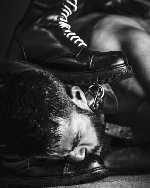 CONFESIÓN #4🔥

Hace no mucho descubrí el mundo del BDSM y al ponerlo en práctica en algunas ocasiones he tenido mis MEJORES eyaculaciones siendo humillado, una de ellas yo estaba arrodillado con la cabeza en el piso y el dom tenía su pie en mi cara.

Se aceptan burlas