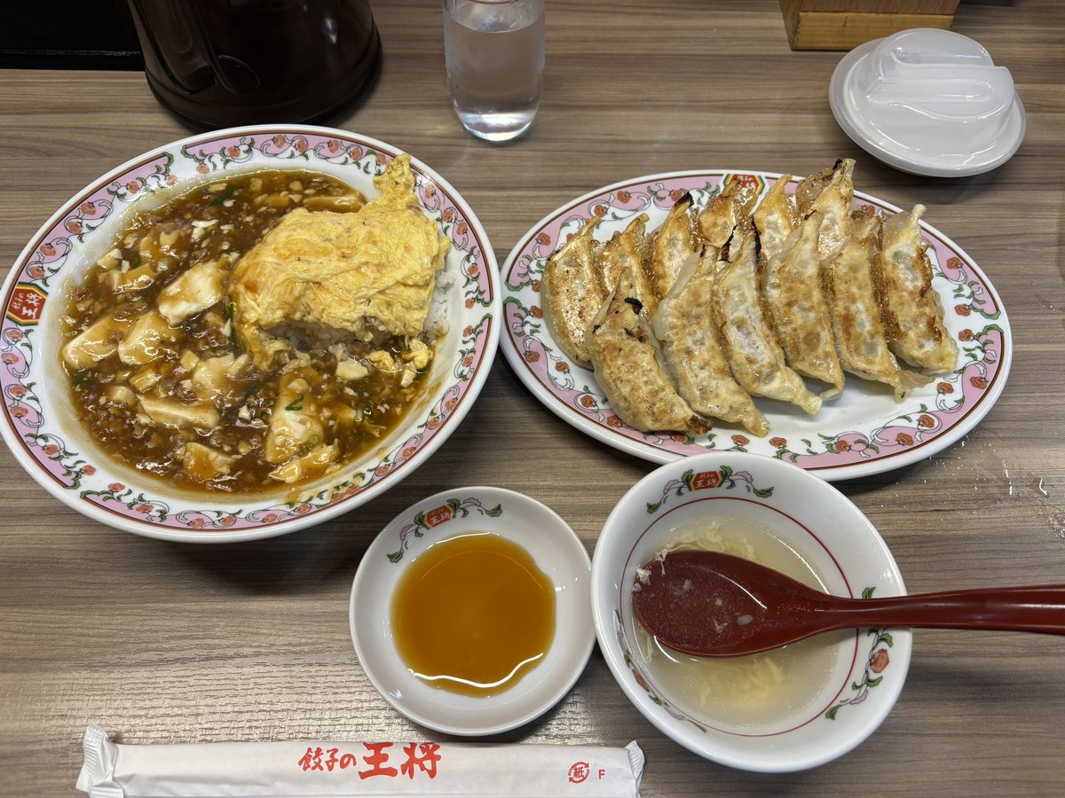 kiyoa212's tweet photo. 1/3の夕食
王ちゃんやってた
麻婆天津飯と餃子２人前
麻婆天津飯は最強！
美味しゅうございました〜 https://t.co/JjercbSg7x