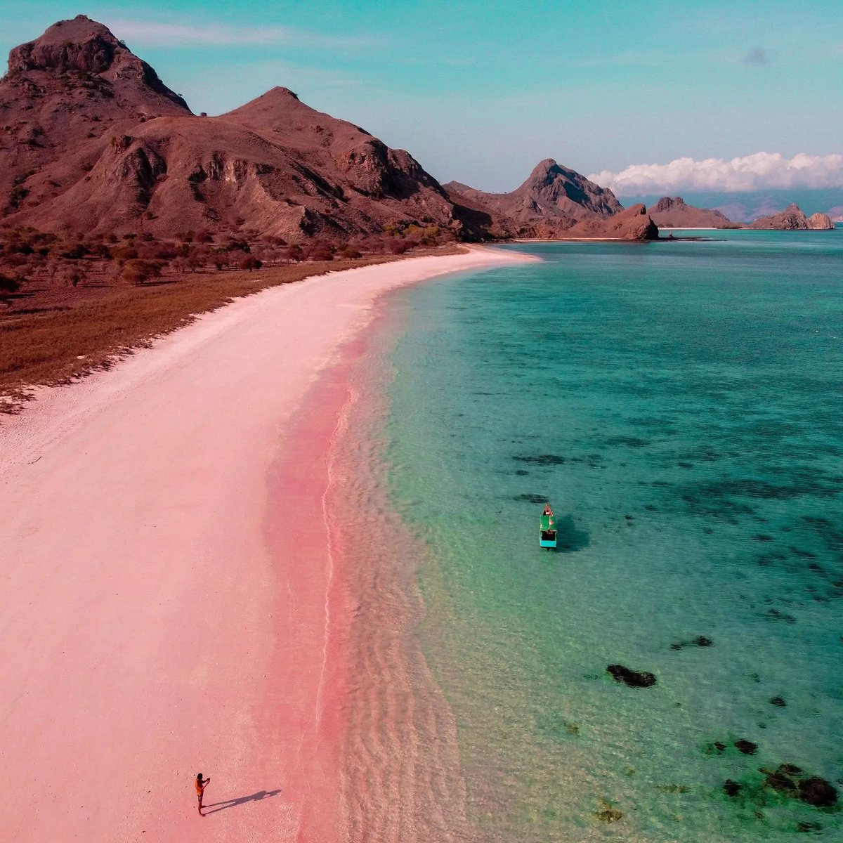 Pantai Pink berada di ujung timur Pulau Sumbawa. Tepatnya di Kecamatan Lambu Kabupaten Bima. Pantai Pink Bima, Surga di Ujung Timur Pulau Sumbawa",