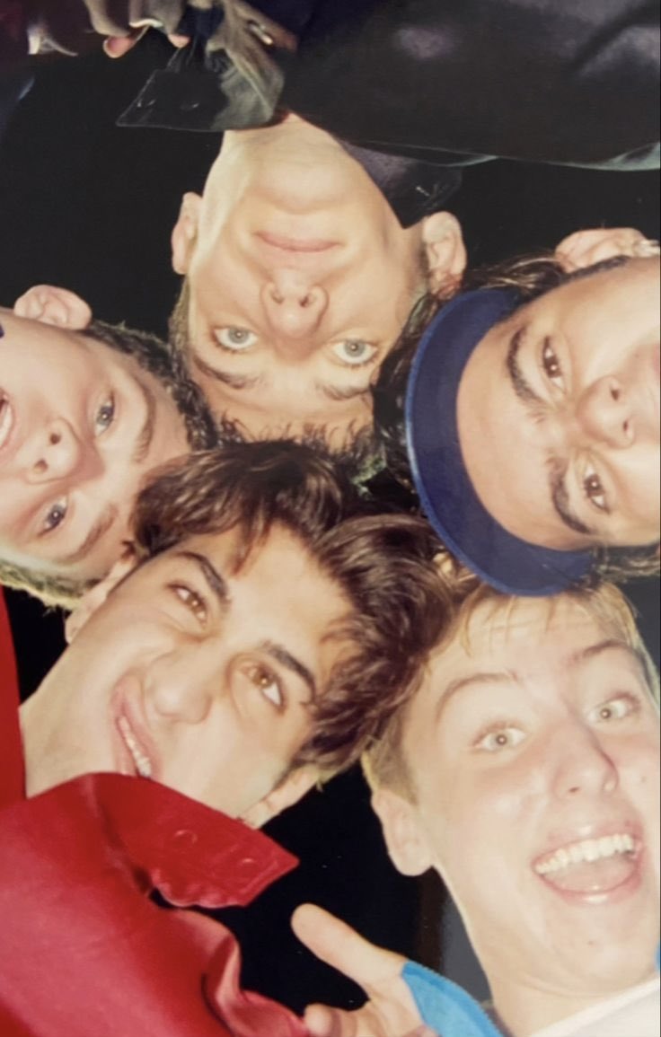 nxwheretx's tweet image. ᯓ★nsync as red velvet songs: a thread
—————— ⟳ ◁ || ▷ ⟲ ——————
woo this the type of self-indulgent content one makes a twitter acc for 😼 there’ll be 2-3 songs i associate each member or each album/era with, some with commentary some just because; very subjective!!! ;)