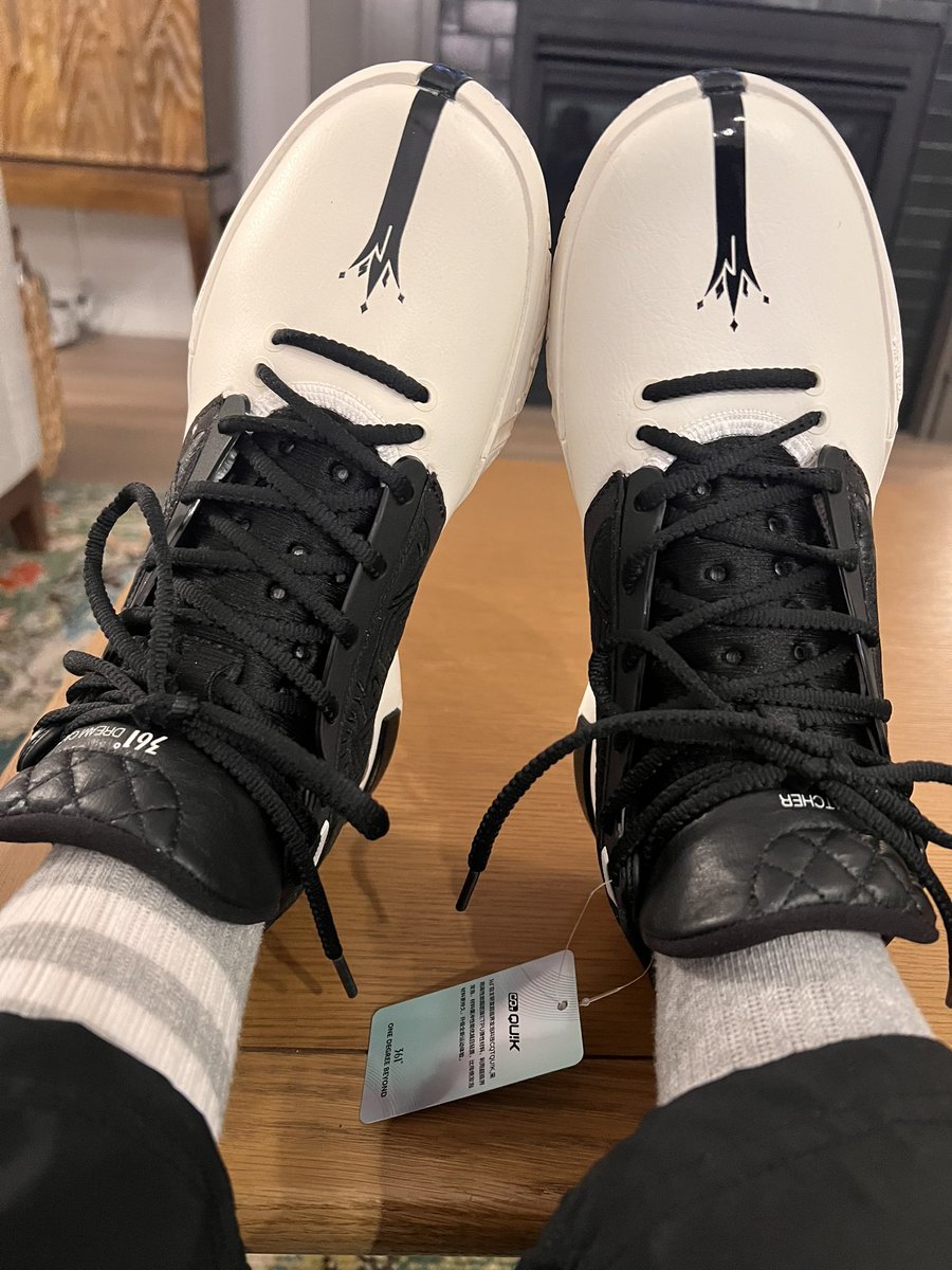 mollzballz84's tweet image. Got my Joker 1s (thanks BF). Had to get a pair, obviously, but these are definitely meant for playing, not so much women’s street wear. Is it supposed to look like a horse hoof? Regardless, #MV4!