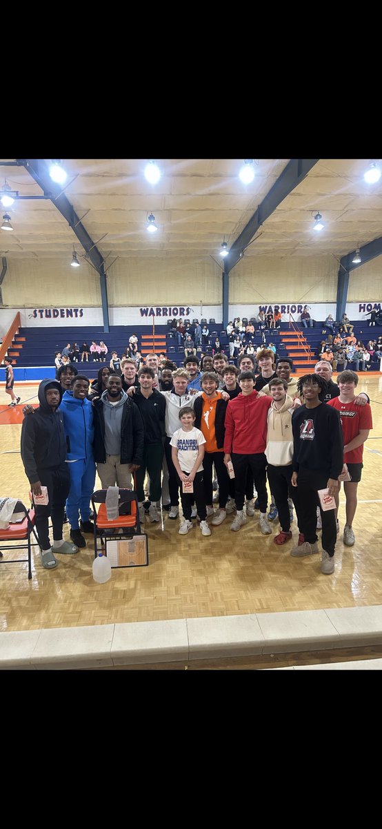 G_evans15's tweet photo. Lots of love for this group and Coach Wallace!! It’s deeper than basketball!! #Miles2Go❤️
@LCpanthersRUN  @LaGrangeMBB https://t.co/YZpnBmKtUd