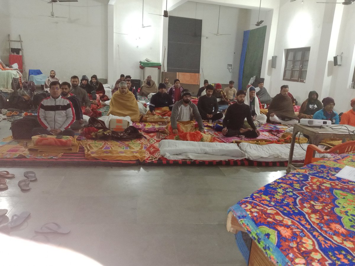 उत्तम परम्परा सन्ध्या की, पुष्ट करो हर बार इसे।
जब जब टूटी सुख अपने तब, छेदों से हर बार रिसे।
शुभ समय बीतता जाता है, नहीं हाथ से जाने दो।
धन्य पूर्व पुरुषाओं को जो, जीवन बारम्बार घिसे।।
#नियमित_सन्ध्या_अभियान
#आर्य_महासंघ