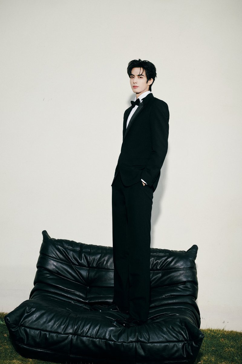 csu_twit's tweet photo. #SongWeiLong for Tencent Video All Star Night 2024 🖤🩷 handsome ~ https://t.co/sUBY0ELUVR