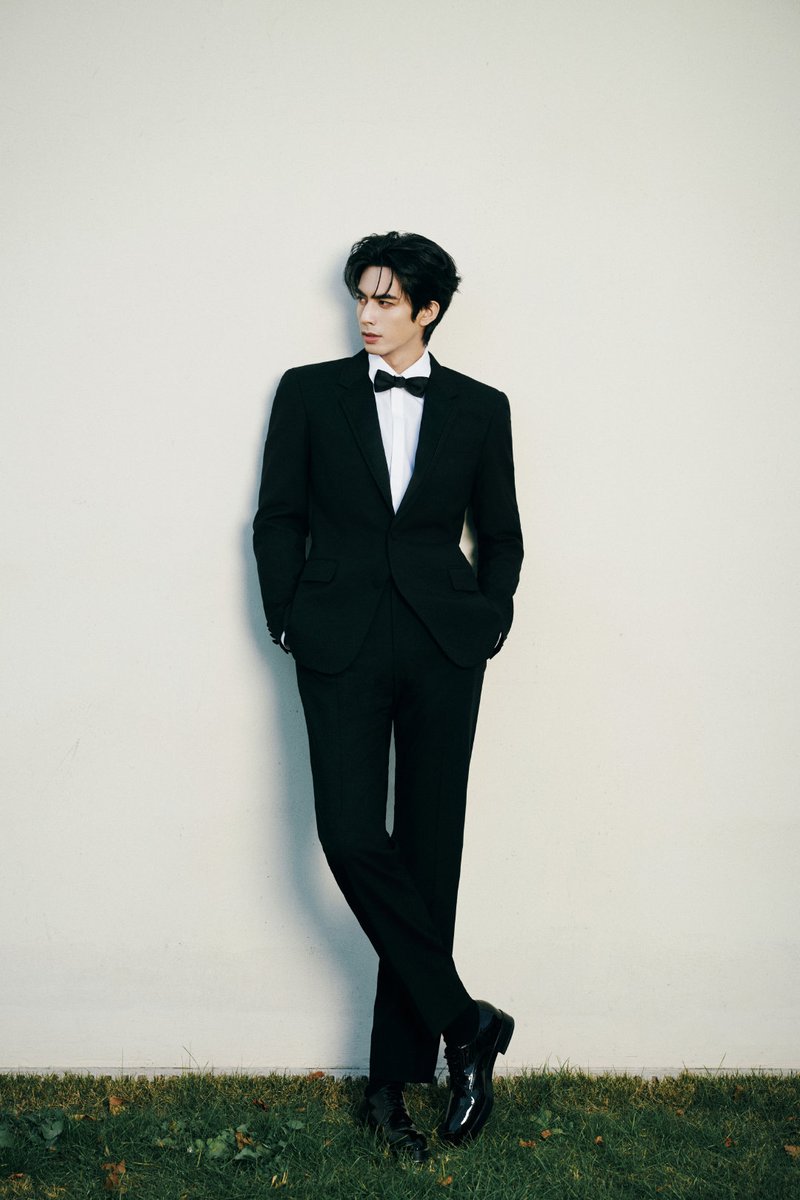 csu_twit's tweet photo. #SongWeiLong for Tencent Video All Star Night 2024 🖤🩷 handsome ~ https://t.co/sUBY0ELUVR